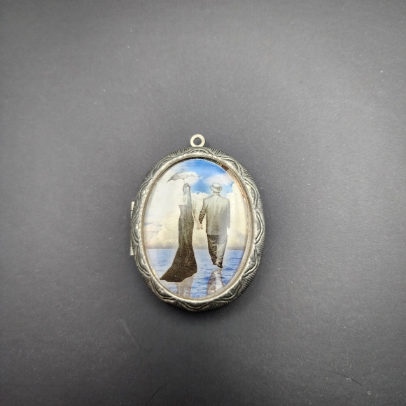 Vintage Silver Oval Locket Pendant - Picture 4 of 7